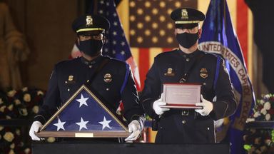 يحمل ضباط شرطة الكابيتول الأمريكية رفات زميلهم الضابط بريان سينيك ، الذي توفي في 7 يناير متأثرا بجروح أصيب بها أثناء حراسة مبنى الكابيتول الأمريكي خلال هجوم على المبنى في 6 يناير.  مبنى الكابيتول في واشنطن في 2 فبراير 2021.  تصوير: ليا ميليس - رويترز